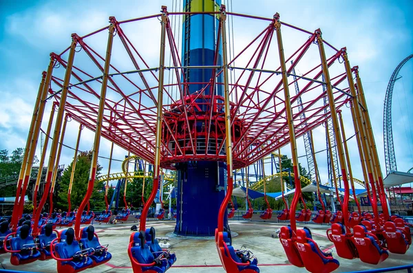 Locos paseos en montaña rusa en el parque de atracciones —  Fotos de Stock