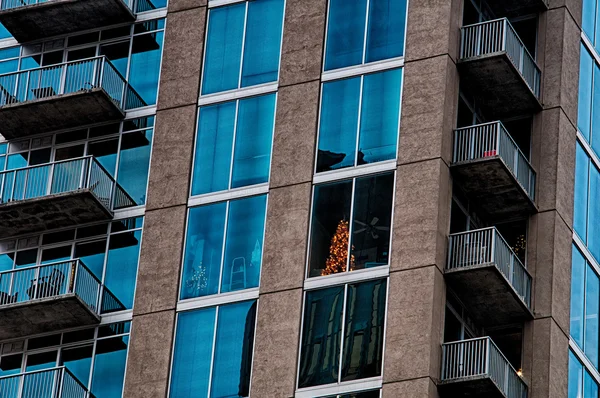 Weihnachtsbaum in einer Wohnung einer Wolkenkratzer-Eigentumswohnung gesehen — Stockfoto