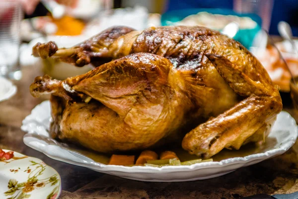 Pavo al horno de acción de gracias pájaro en la mesa lista para comer — Foto de Stock