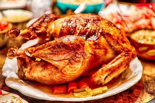 Danksagung gebackenen Truthahn Vogel auf dem Esstisch bereit zum Essen — Stockfoto