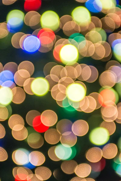 在城市的背景下焦的圣诞树灯 — 图库照片