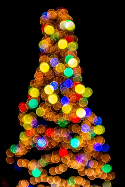Bir şehir arka planda ufuk Noel ağacı ışıkları — Stok fotoğraf