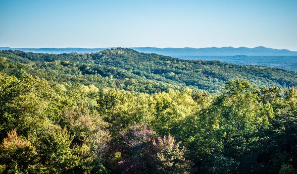 A blue ridge parkway közelében stone mountain északabbra őszi lombozat — Stock Fotó