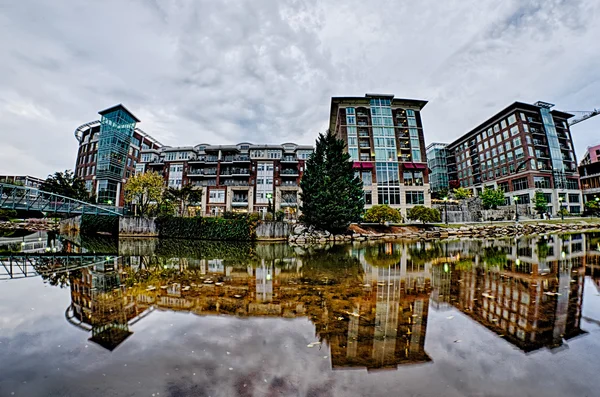 Centro da cidade de greenville carolina sul em torno de quedas parque — Fotografia de Stock