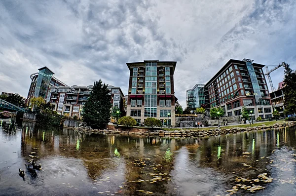 Centrum miasta greenville Południowej Karolinie wokół falls park — Zdjęcie stockowe