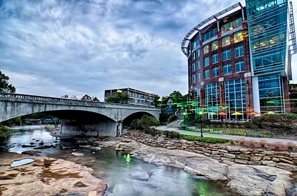Innenstadt von Greenville South Carolina rund um Wasserfälle Park — Stockfoto