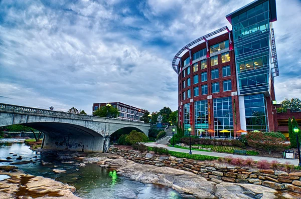 Centrum van greenville south carolina rond falls park — Stockfoto