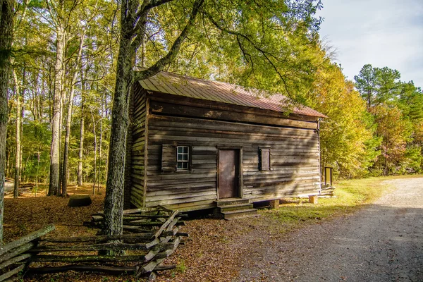 Istoric vechi cabană jurnal în Brattonsville South Carolina — Fotografie, imagine de stoc