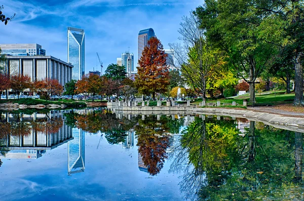 Temporada de otoño brillante día soleado en Charlotte Carolina del Norte — Foto de Stock