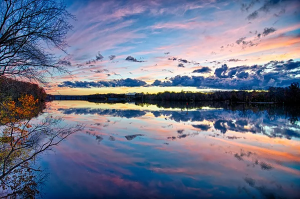 Západ slunce a reflexe s krásnou oblohu duhové barvy — Stock fotografie