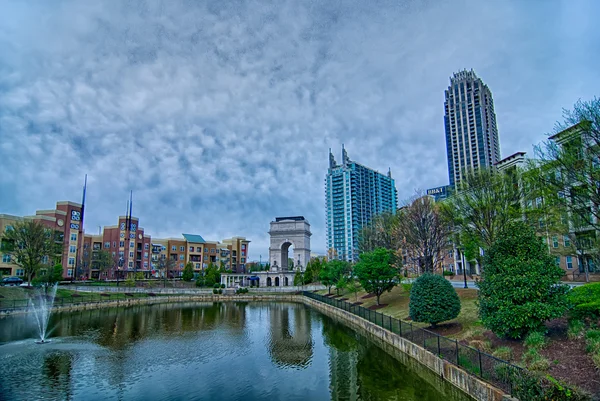 Millennium Gate triumfbåge på Atlantic Station i Midtown på — Stockfoto