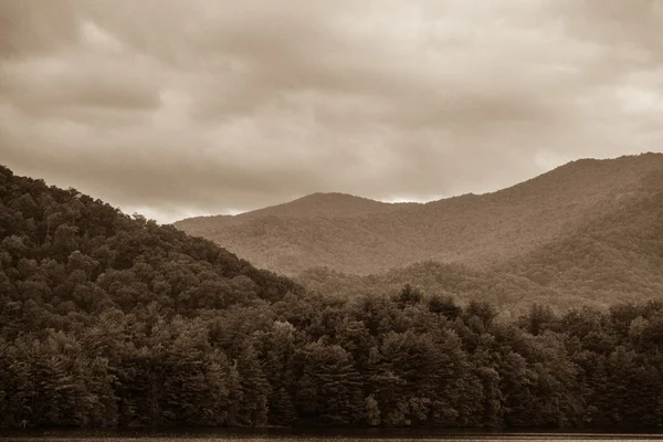 Natur landskap runt sjön santeetlah north carolina — Stockfoto