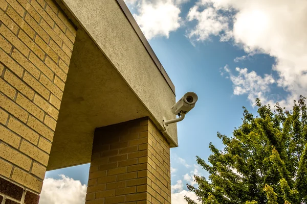 Tre telecamere di sicurezza attaccate all'angolo dell'edificio per uffici — Foto Stock