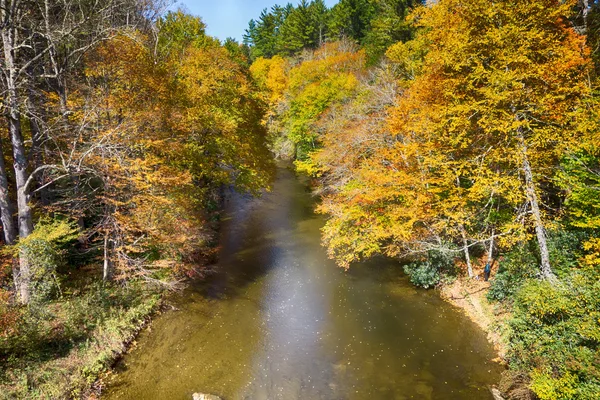 Linnville río que fluye a través de montañas de cresta azul valles — Foto de Stock