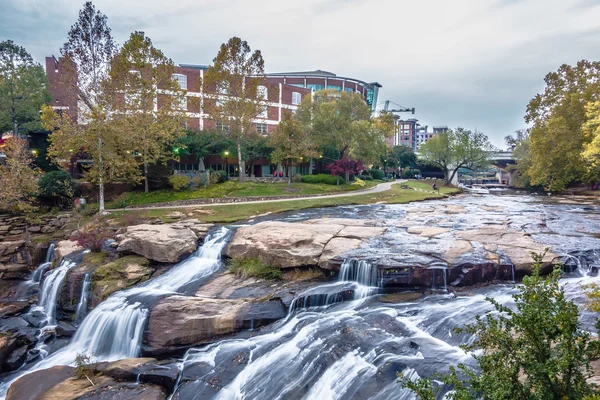 Escenas callejeras alrededor de Falls Park en Greenville South Carolina — Foto de Stock