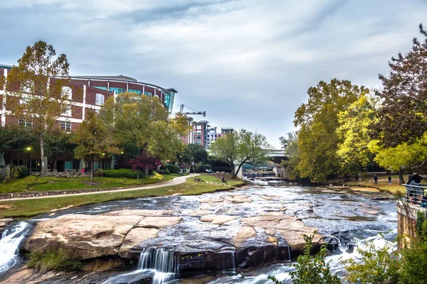 Escenas callejeras alrededor de Falls Park en Greenville South Carolina — Foto de Stock