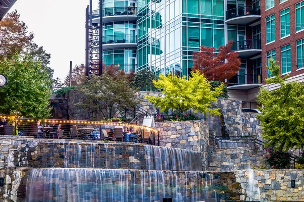 Escenas callejeras alrededor de Falls Park en Greenville South Carolina — Foto de Stock