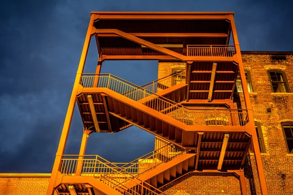 Akut utvändig trappa fall på sidan av byggnaden — Stockfoto