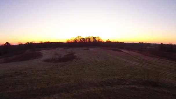 Рано утром морозный пейзаж фермы — стоковое видео