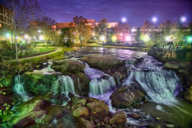 Greenville Güney Carolina düşüyor Park River Walk, nigth yakınındaki.