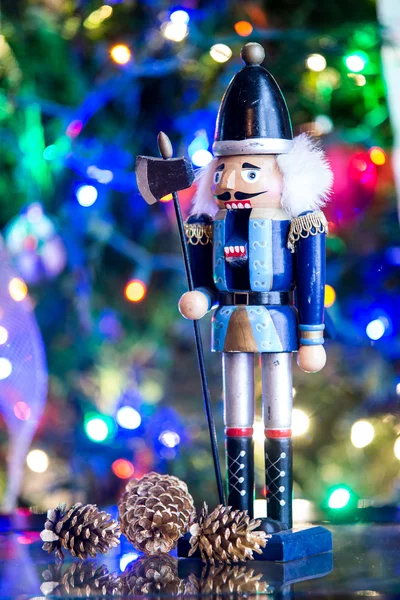 Soldat craquelin de noix statue debout devant Noël décoré — Photo