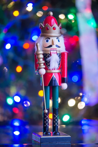 Estátua de quebra-nozes soldado em pé na frente de Christm decorado — Fotografia de Stock