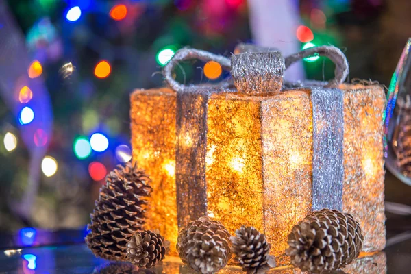 クリスマス多重光とクリスマス ツリーの下にプレゼントを点灯 — ストック写真