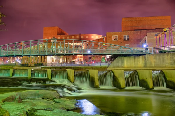 Greenville South Carolina in de buurt van valt Park rivier lopen op nigth. — Stockfoto
