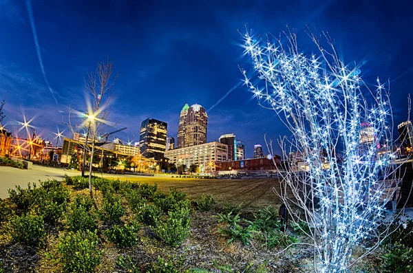 Centro da cidade charlotte carolina do norte decorado para o Natal — Fotografia de Stock