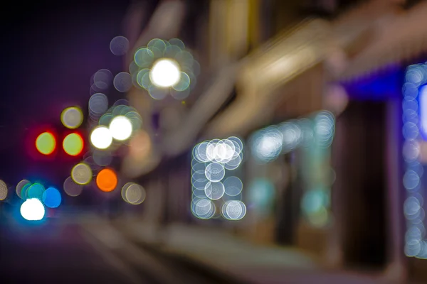 Luzes desfocadas da calçada da frente da loja à noite — Fotografia de Stock