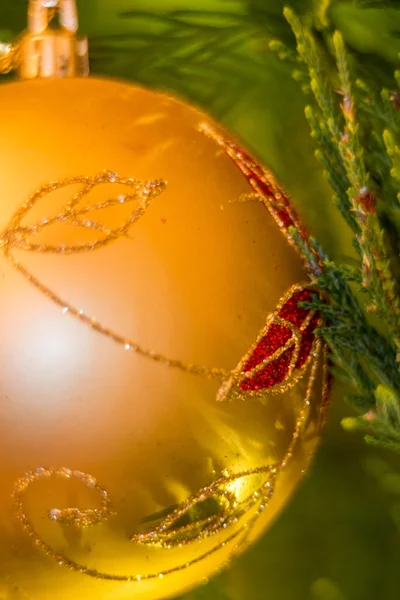 Decoraciones de Navidad en el abeto ramas —  Fotos de Stock