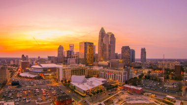 Charlotte Skyline North Carolina üzerinde günbatımı gündoğumu