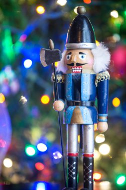 Asker Fındıkkıran heykel ayakta dekore edilmiş Christm önünde