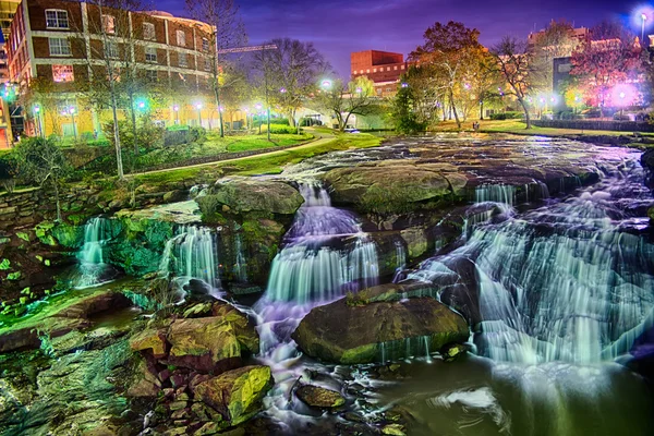 Greenville South Carolina cerca de Falls Park River Walk at nigth . — Foto de Stock