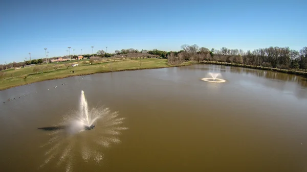 Flygfoto över vatten damm luftning fontän — Stockfoto