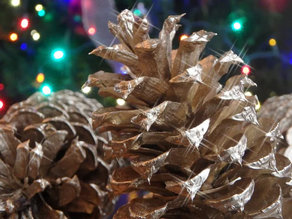 Pinecone, karácsonyi fények bokeh háttérrel — Stock Fotó