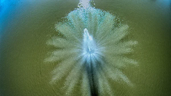 池曝気噴水の航空写真 — ストック写真
