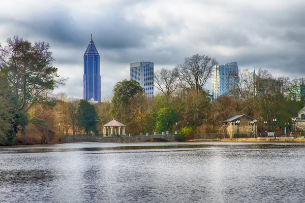 Skyline och reflektioner av midtown Atlanta, Georgia i sjön Meer — Stockfoto