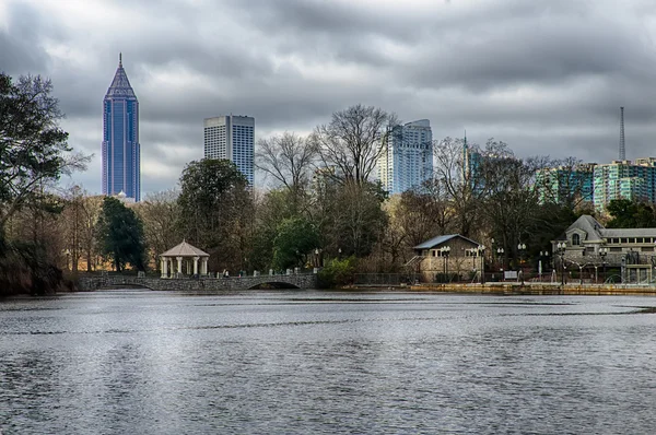 Skyline y reflexiones del centro de Atlanta, Georgia en el lago Meer — Foto de Stock