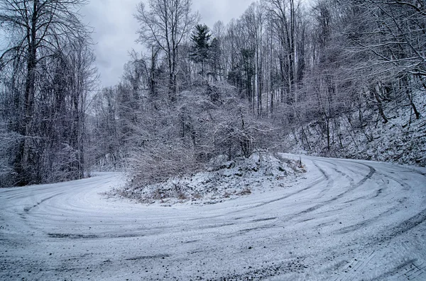 S kromme weg in de bergen na winter sneeuwstorm — Stockfoto