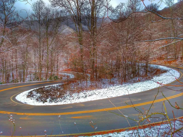 Route sinueuse à travers les montagnes en hiver — Photo