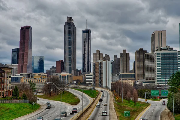 Atlanta scènes d'horizon du centre-ville en janvier par temps nuageux — Photo