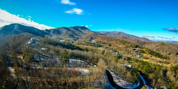 Vista aérea sobre montañas y paisaje cubierto de nieve — Foto de Stock