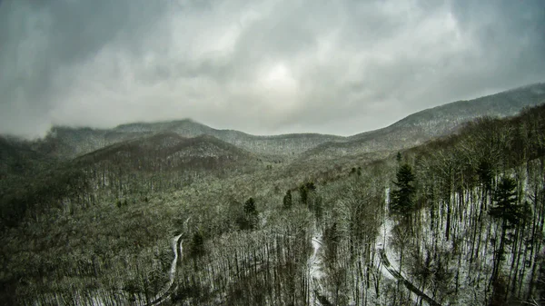 Vista aerea sulle montagne e il paesaggio coperto di neve — Foto Stock