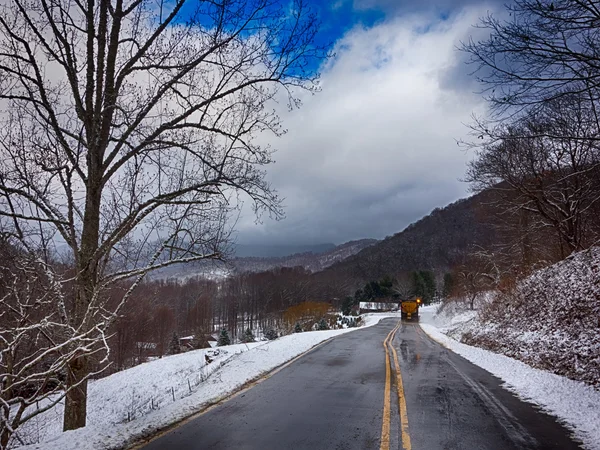 Zimní krajina a sněhem pokryta silnic v horách — Stock fotografie