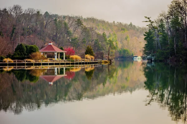 美丽的风景附近的湖泊引诱北卡罗来纳州 — 图库照片