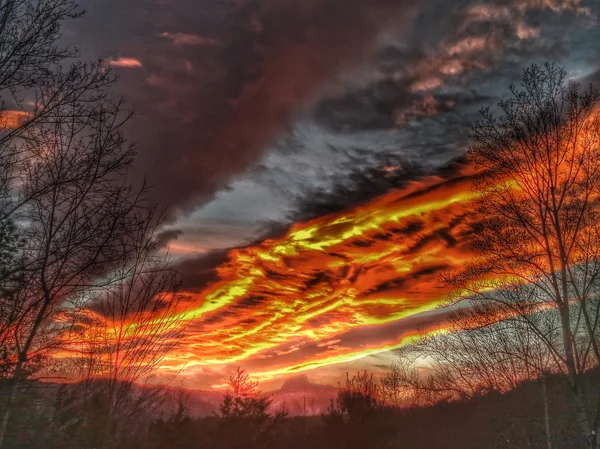 Ciel dramatique Great Smoky Mountains NC au coucher du soleil en hiver — Photo