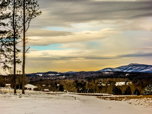 Paisajes invernales y carreteras cubiertas de nieve en las montañas —  Fotos de Stock