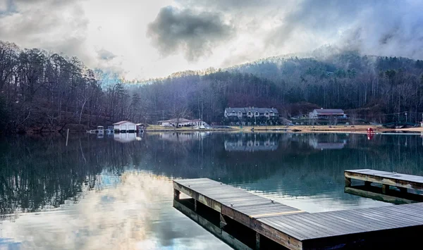 Natur rund um den See lockt Kaminfelsen und breiten Fluss — Stockfoto