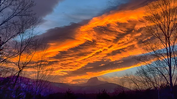 Ciel dramatique Great Smoky Mountains NC au coucher du soleil en hiver — Photo